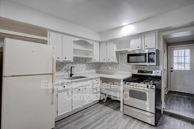 Primary Photo - 122 S Carey St