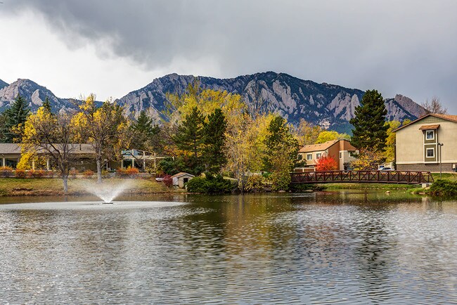 El lago justo al otro lado de la verde - 790 W Moorhead Cir