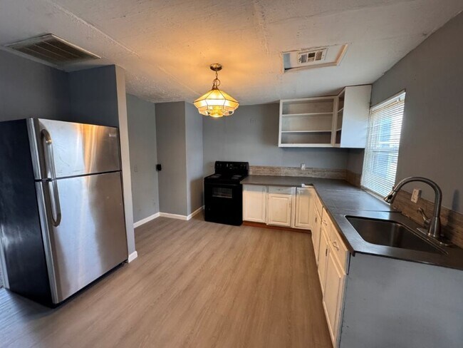 Foto del edificio - 1 bed brand new flooring and paint! easy application and move in!