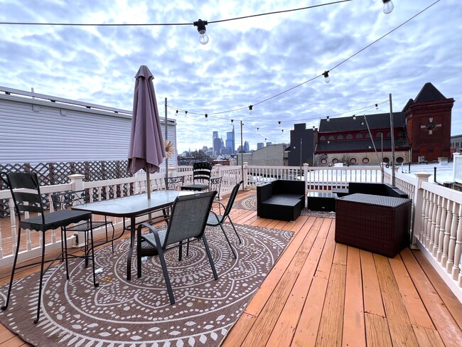 Building Photo - 2544 W Girard Ave