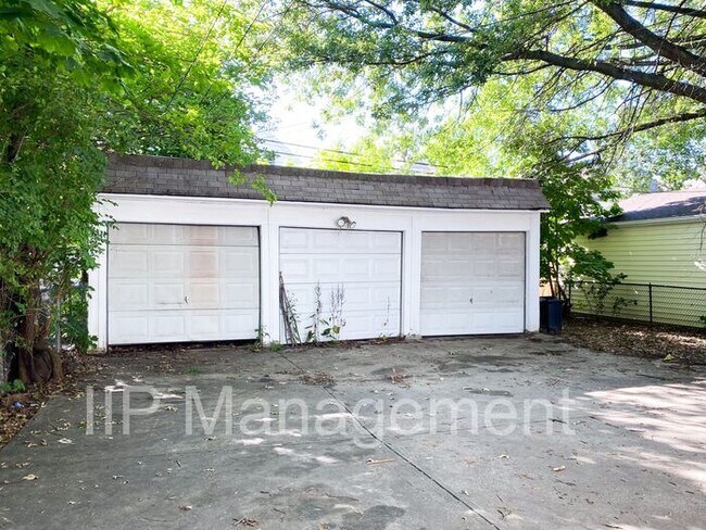 Building Photo - 2BR 1BA Lower Unit - Larchmere Area!