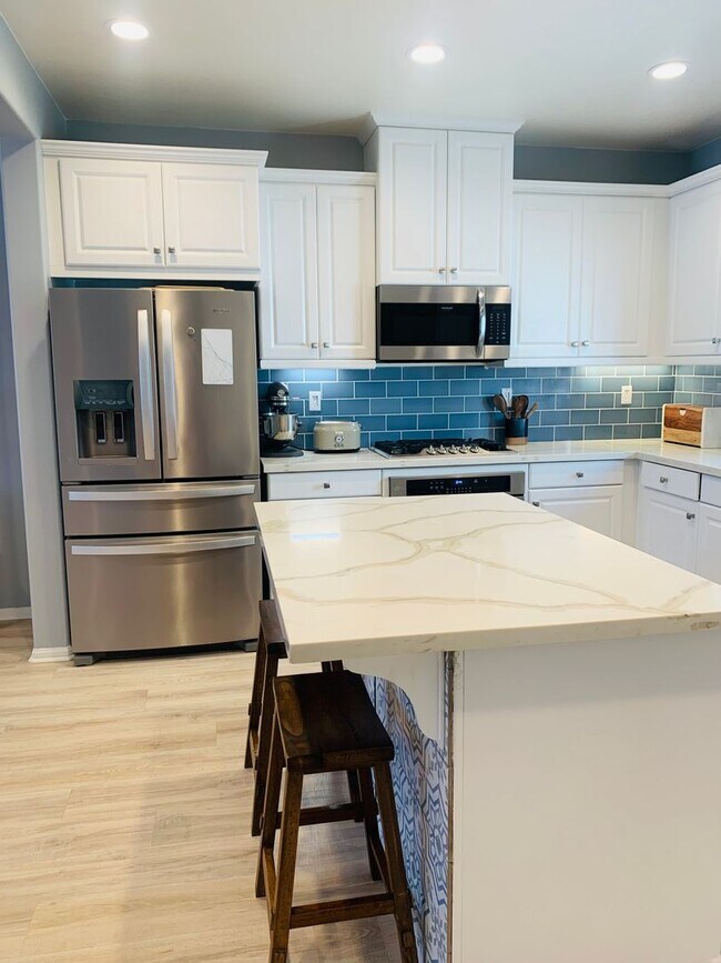 Building Photo - Awesome Spacious Townhome