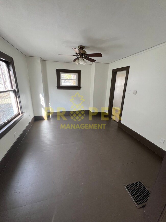 Building Photo - 2 bedrooms 1 bathroom house for rent