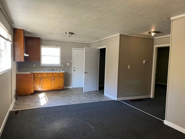 Building Photo - 2 bed 1 Bath Duplex