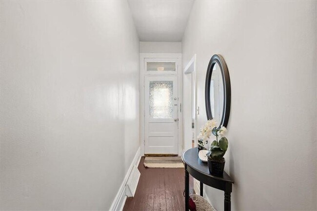 Building Photo - Beautiful 3 Bed/1 Bath in Pittsburgh's Lawrenceville Neighborhood - Prime Location!! - Available ...