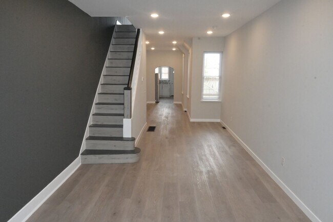 Building Photo - WOW Large Private Backyard