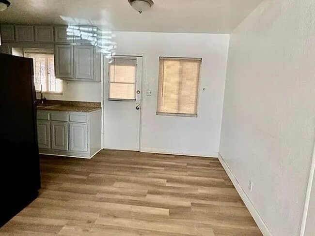 Building Photo - 844 Encanto Terrace