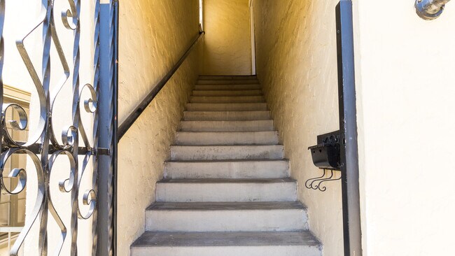 Foto del edificio - 1105 S Cloverdale Ave