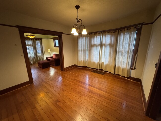 Building Photo - 410 NE 56th Ave