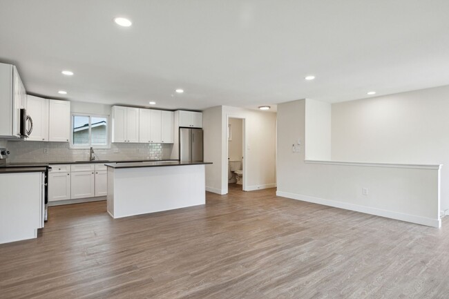 Building Photo - 1421 Spruce Ave