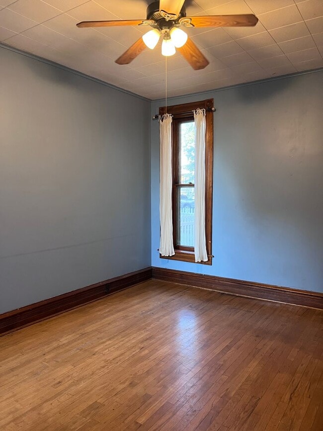 Building Photo - 3 Bedroom 2 Bathroom