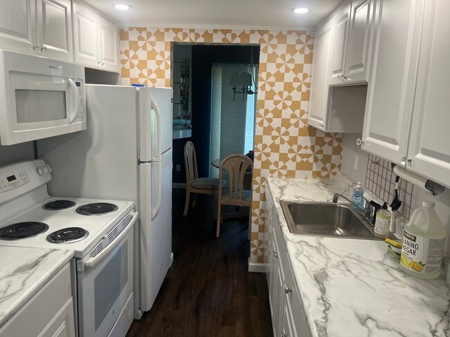 Kitchen - 935 Kirts Blvd