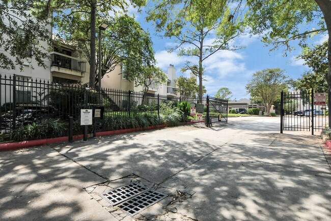 Foto del edificio - 7950 N Stadium Dr