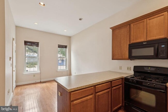 Building Photo - 2542 W Girard Ave