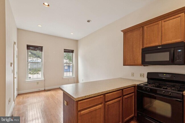 Foto del edificio - 2542 W Girard Ave