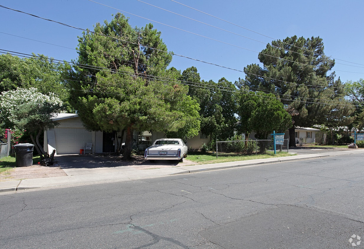 Building Photo - 1402 E Dana Ave