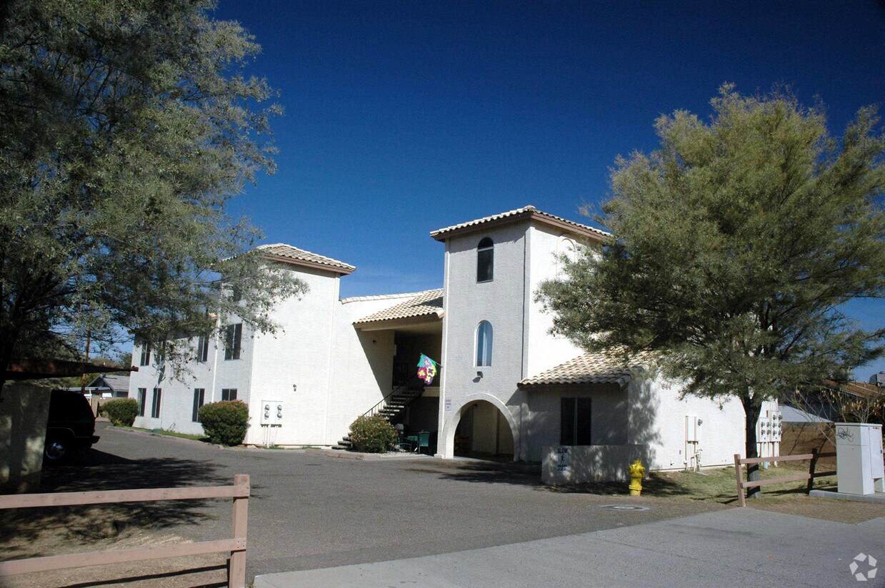 Building Photo - Center Apartments