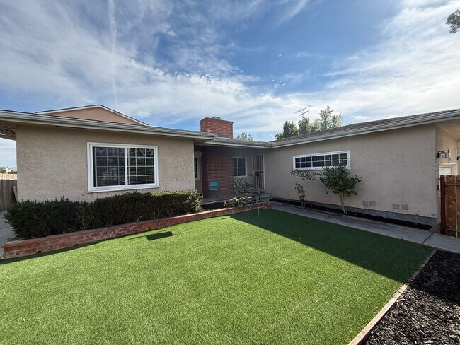 Foto del edificio - 5223-5225 E Falls View Dr