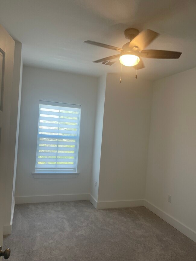 Dormitorio 3 - 10144 The Grove Ave