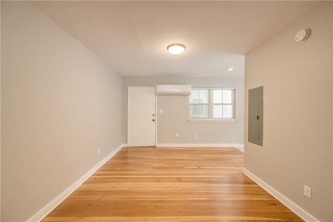Foto del edificio - 880 St Charles Ave NE