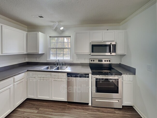 Building Photo - 402 Mary E Black Dr