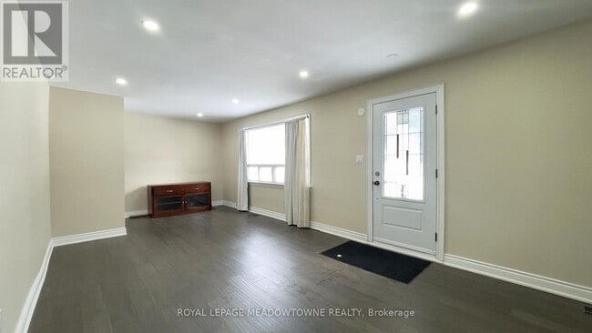 Building Photo - 4 Keats Ave