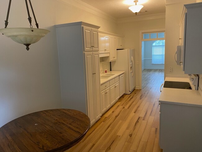 Building Photo - 402 Manly Way