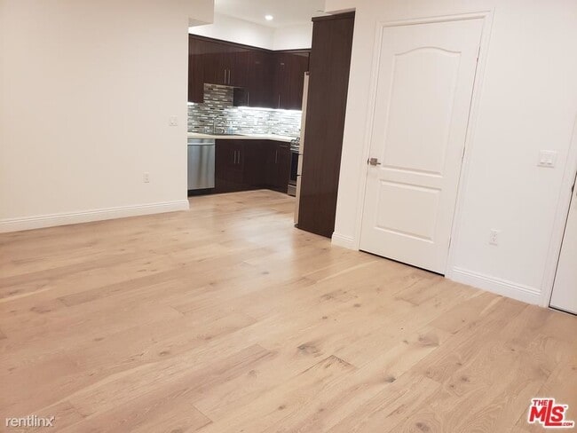Building Photo - 2 br, 2.5 bath Condo - 15200 Magnolia # 302