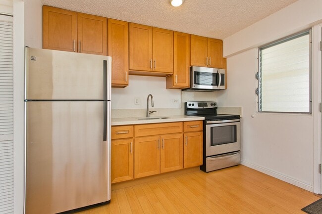 Building Photo - AVAILABLE NOW !!!!  Conveniently Located O...