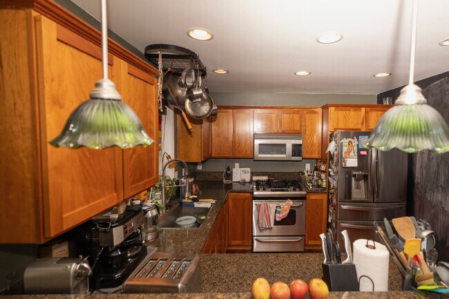 Foto del edificio - *Beautiful Ballard Townhome with Spacious Fenced Yard & Attached Garage FOR RENT* Available for M...