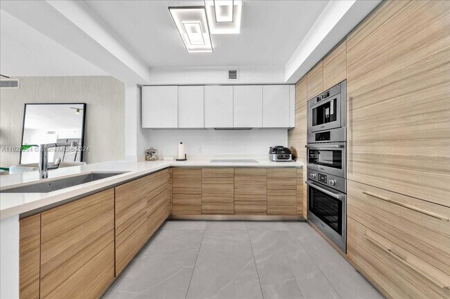 Building Photo - 300 Sunny Isles Blvd
