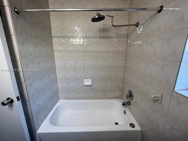 Foto del edificio - 1610 NE 175th St