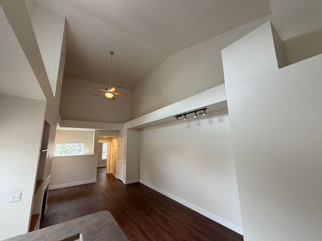 Foto del edificio - Remodeled Top-Level Condo in Pool Community Near Shopping & Dining