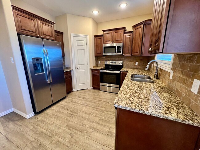 Building Photo - Beautiful 3 Bed/2.5 Bath Townhome in Chaff...