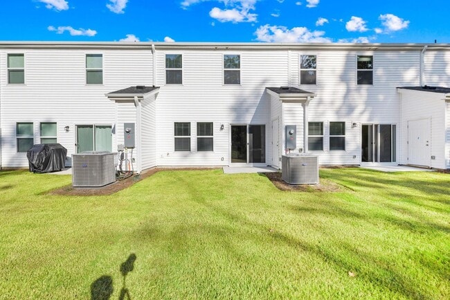 Building Photo - 3BR/2BA Townhouse Available JUNE 5!
