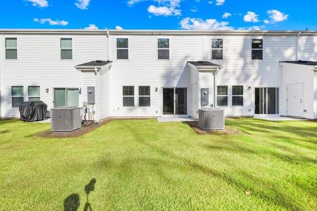 Foto del edificio - 3BR/2BA Townhouse Available JUNE 5!