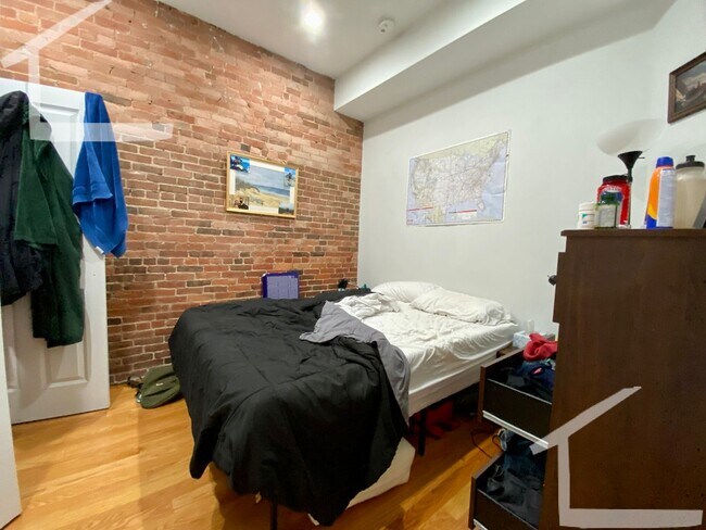 Building Photo - 1070 Beacon St