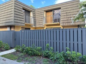 Building Photo - 910 9th Way
