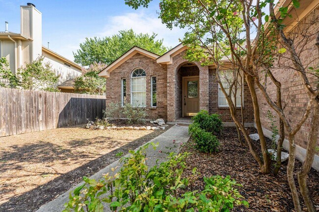 Foto del edificio - Beautifully Updated Home with New Irrigati...