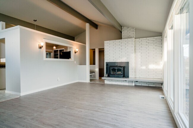 Foto del edificio - 3 Bedroom 2 Bath Fully Fenced Back Yard