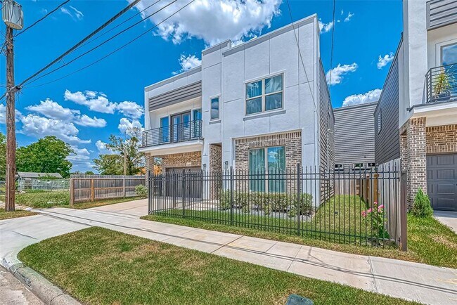 Building Photo - 1806 Schweikhardt St