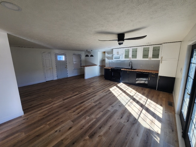 Building Photo - 231 N John St