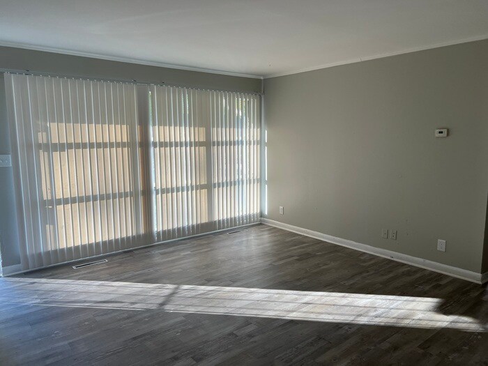 Building Photo - Oak Park Single Family Stunner