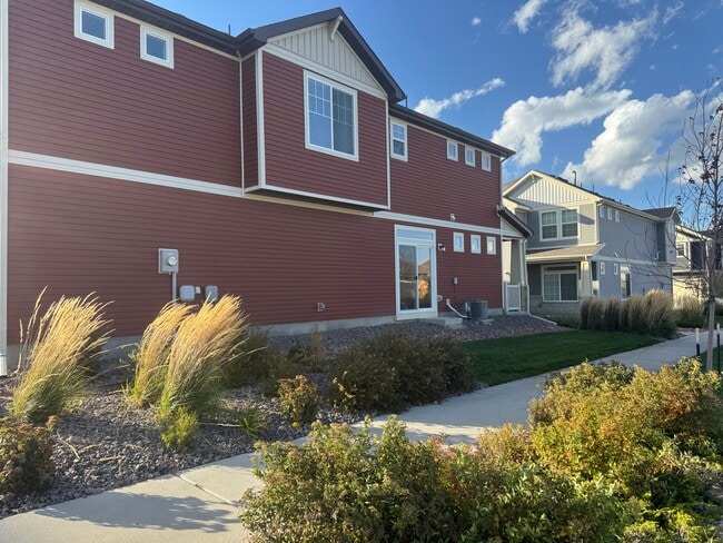 El patio lateral de Turlough 9278 da al este. La puerta del patio deja entrar la luz de la mañana. - 9278 Turlough Hts