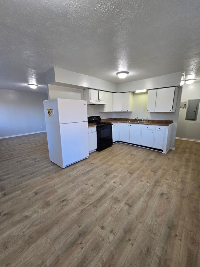 Building Photo - SPACIOUS THREE BEDROOM HOME NEAR 21ST AND ...