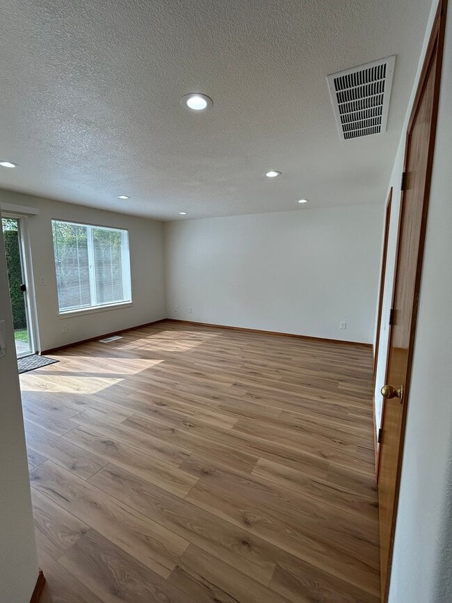 Foto del edificio - Newly Remodeled 4B/2.5Ba in East Vancouver!