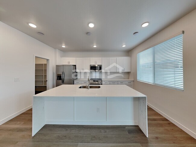 Building Photo - 9724 W Parkway Dr