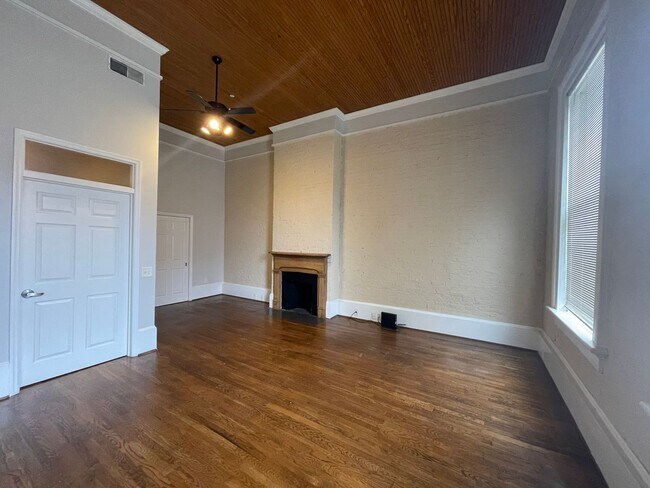 Building Photo - One Bedroom Apartment in Downtown With Ton...