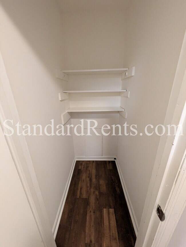 Foto del edificio - 8121 Winewood Way