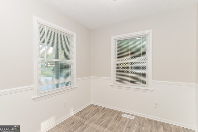 Foto del edificio - 246 Timber Lake Cir